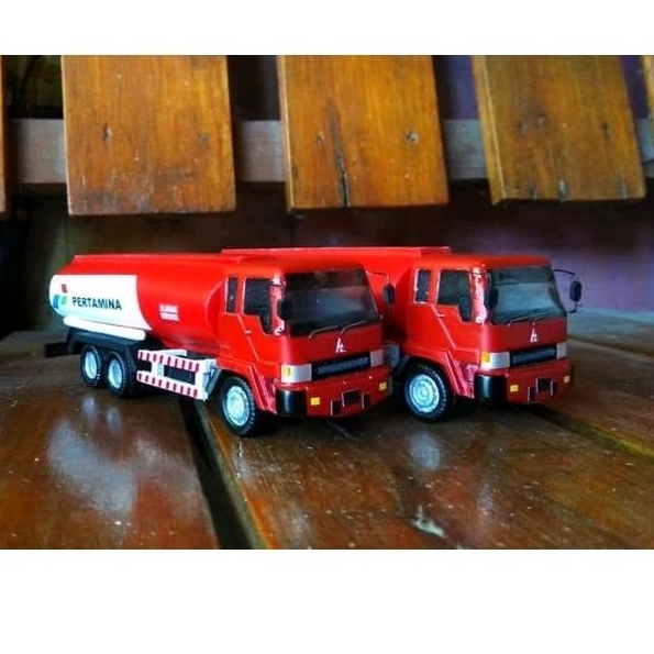 Miniatur truk Fuso Pertamina Merah