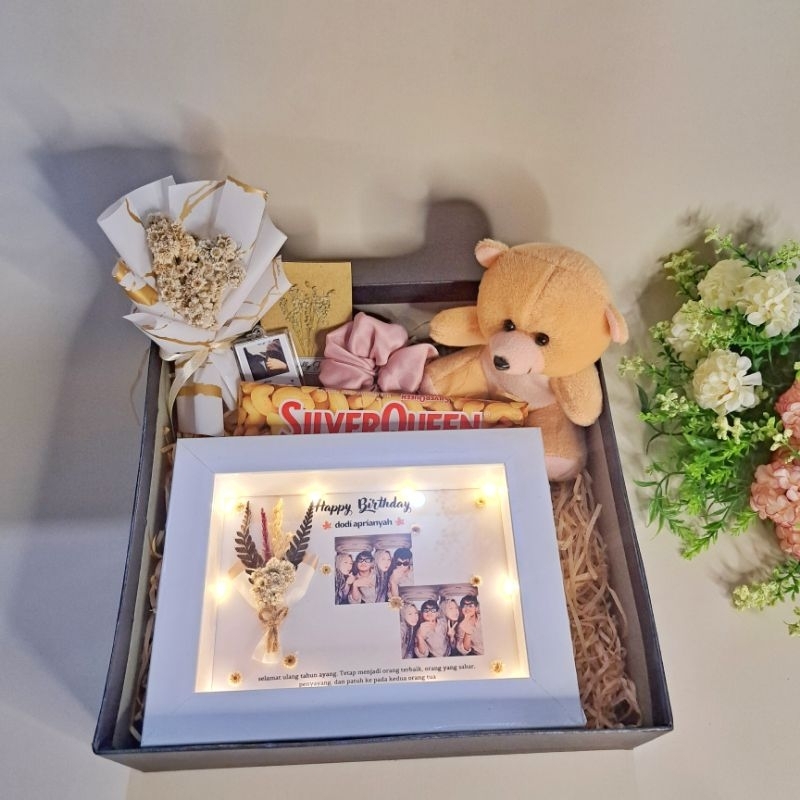 FALISHA BOX | GIFT BOX/SET HAMPERS  PREMIUM DENGAN BINGKAI 3D 5R + LED 1 M/LAMPU HIAS FRAME/KADO GIFT HAMPERS WISUDA GRADUATION PERNIKAHAN BIRTHDAY ULANG TAHUN ANNIVERSARY KOMPRE CUSTOM