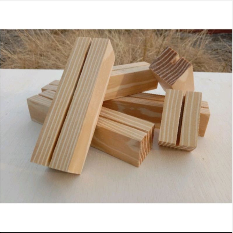 

Dudukan Akrilik Kayu Jati Belanda – Wooden Stand untuk Akrilik, Name Tag, Photo Holder & Price Tag