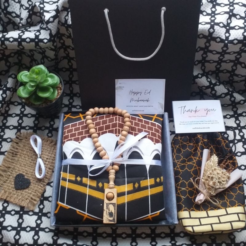 

HADIAH WISUDA/KADO KELULUSAN/HAMPERS SAJADAH TRAVEL