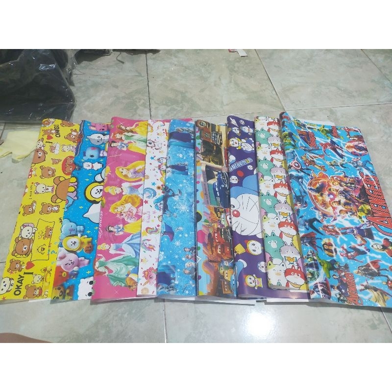 

kertas kado motof anak cew/cow bahan halus @4 harga 5k