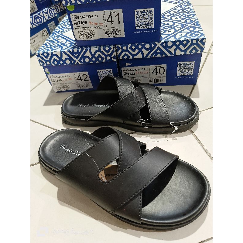 YONGKI KOMALADI 41 43 SANDAL MATAHARI pria hitam casual slip slip on slide kondangan pesta bapak rem