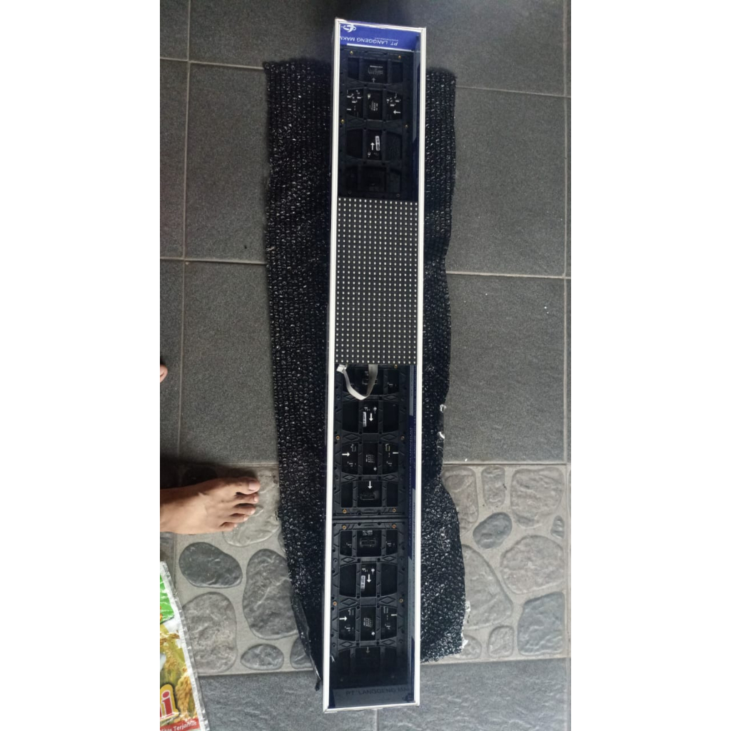 FRAME RUNNING TEXT 2 SISI ALUMINIUM PUTIH + AKRILIK