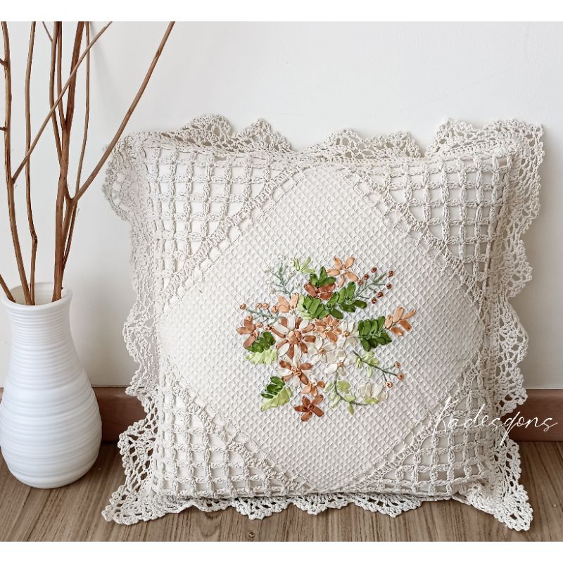 Sarung bantal set rajut sulam pita bunga.sarung bantal kursi set taplak meja tamu premium.  putih . 