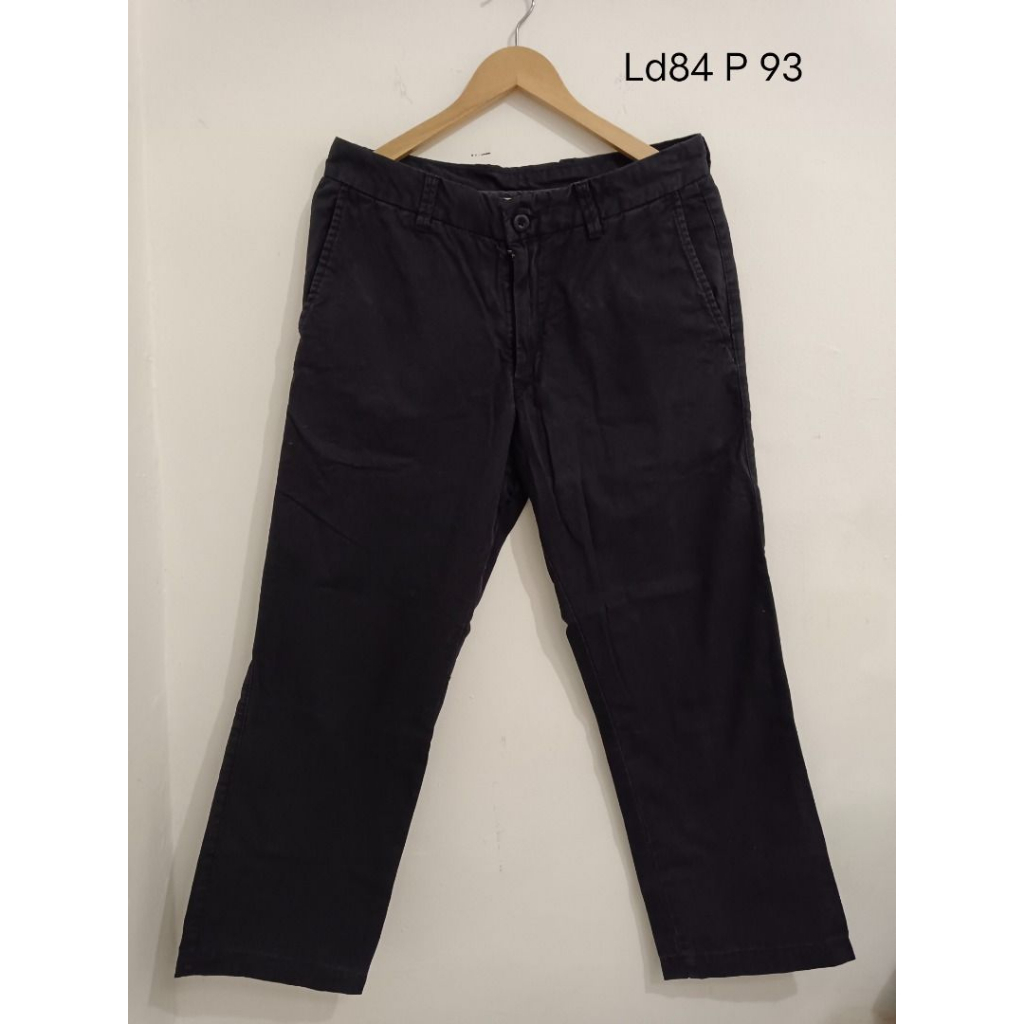 Preloved Uniqlo Cowok Chino warna Navy