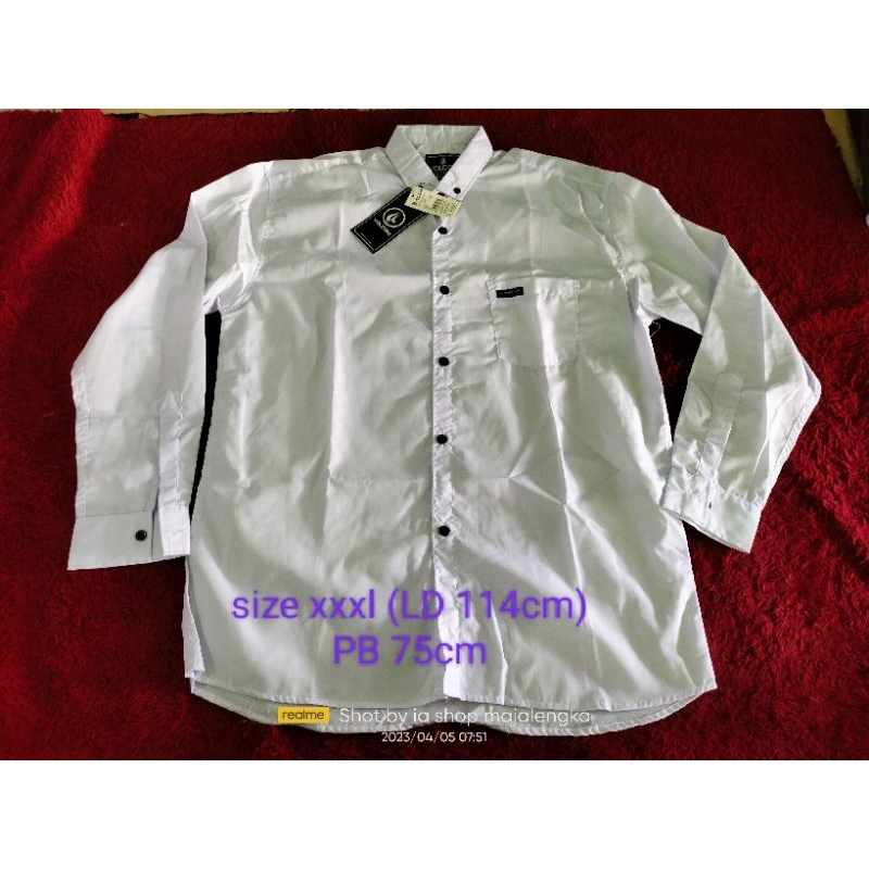 kemeja putih kancing hitam