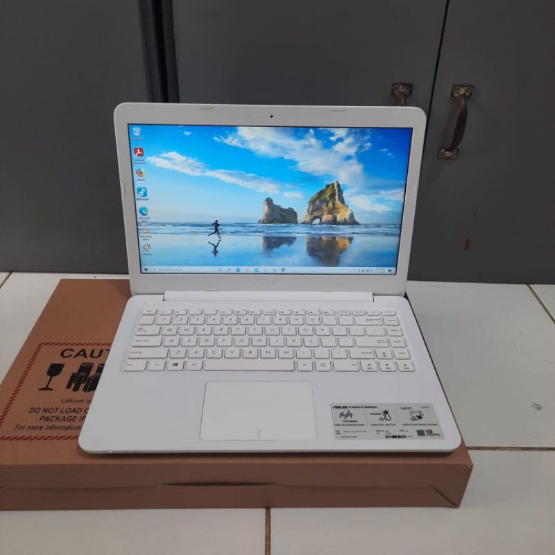 Laptop Asus Vivobook E402YA Amd E2-7015 Ram 4GB HDD 500Gb Vga Amd Radeon R2 Graphics Windows 10 Siap pakai Layar 14 inch