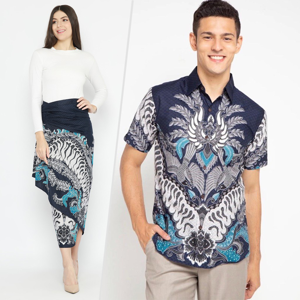 BATIK COUPLE MODERN  Aksara Kemeja Rok Lilit Instan Batik Pria Lengan Pendek Slimfit Premium Biru 722404 Cap 72 - Baju Kemeja Atasan Pakaian Batik Couple Cople Pria Cowok Laki Laki Remaja Keluarga Lengan Panjang Modern Slimfit Premium Kekinian