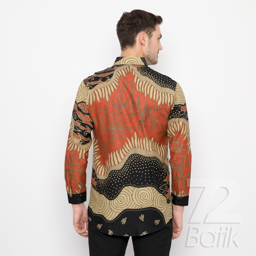 KEMEJA BATIK PRIA LENGAN PANJANG Kemeja Dobby Slimfit Motif Jagad Lapis Warna Hitam Orange 722398 Cap 72 - Baju Kemeja Atasan Pakaian Setelan Batik Pria Cowok Laki Laki Remaja Keluarga Kantor Lengan Panjang Modern Slimfit Slim Fit Premium Kekinian