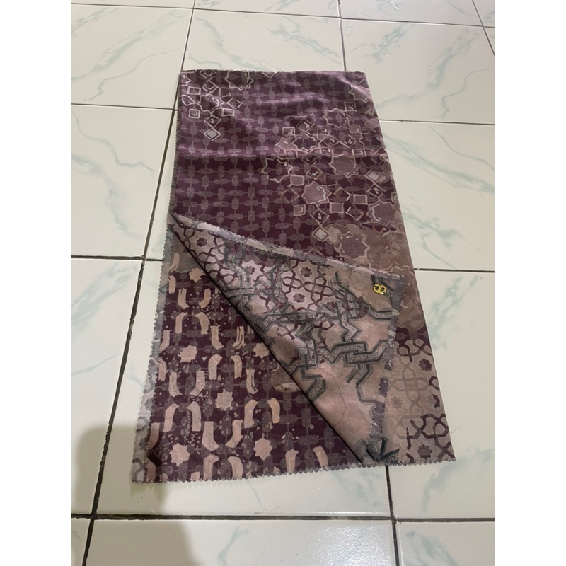 Preloved Buttonscarves Haramain Berry XL