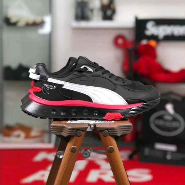 Puma Wild Rider Route &quot;Black/Poppy Red&quot;