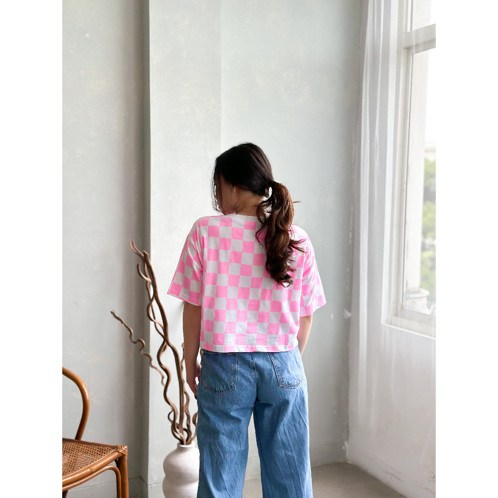 INFINITEE Kaos Croptop Oversized Wanita Motif Catur