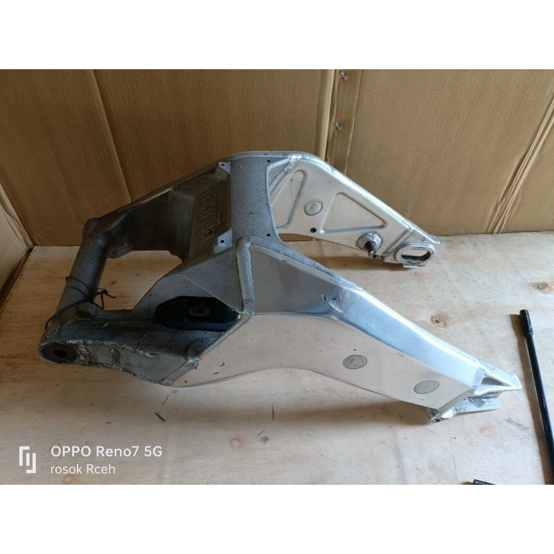 swingarm limbah moge aprilia rsv 1000