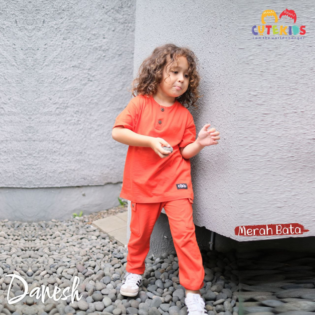 Nauree - Setelan Danesh Unisex Anak Laki Laki Perempuan One Set Casual Bahan Cotton Combed 24s Kualitas Premium Untuk Jalan Jalan Polos Berkancing Lembut Modern Lucu Trendy Murah Jahitan Rapih