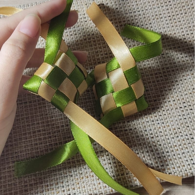 

PITA SATIN BENTUK KETUPAT/HIASAN KETUPAT