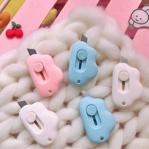 

Cutter Pisau Mini Aesthetic Karakter Awan / Kater Kecil Mini Portable Travel