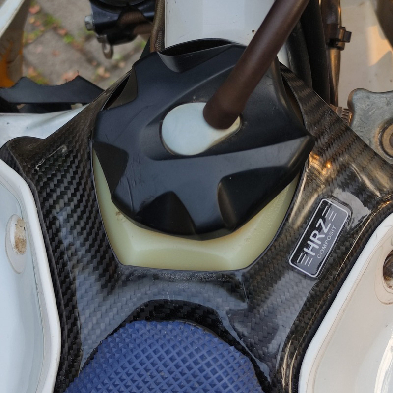 COVER TANGKI DRY CARBON HUSQVARNA 2014-2015-2016