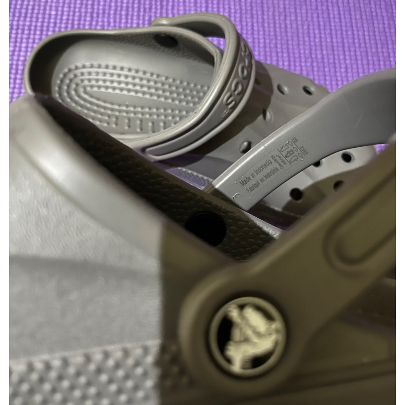 Sandal crocs deffect