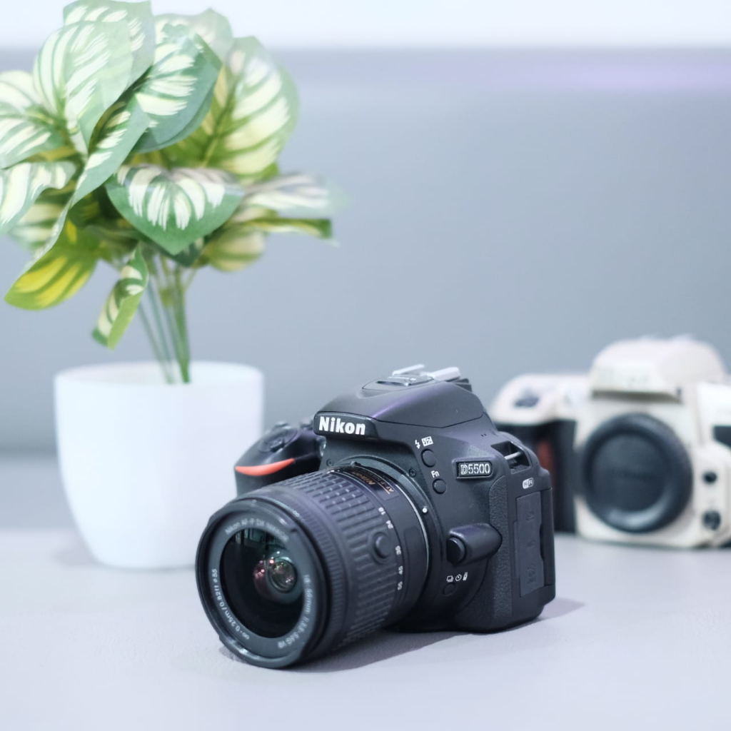 kamera dslr nikon d5500 sama lensa 18-55mm wifi second mulus termurah