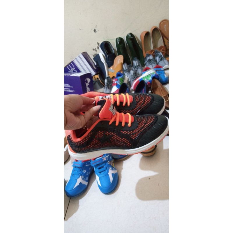 Sneaker Wanita brand Trekkers