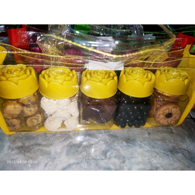 

Parcel Tas Cookies.Isi 5toples parcel dilengkapi pake tutup bunga toples.Kemasan 80ML.exp 2025