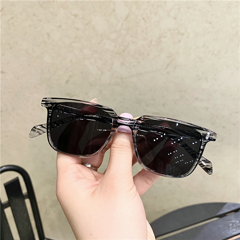 Kacamata Hitam Persegi Wanita/ Pria Gaya Retro Sempit Frame Murah Sunglasses Fashion Korea-Abu-abu Garis