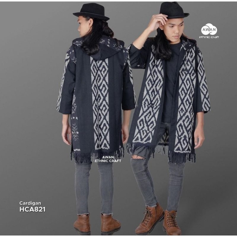 Cardigan tenun warna hitam pakai hoodie motif toraja