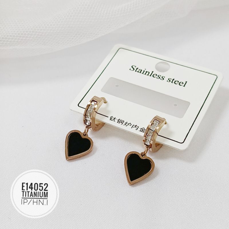 Anting Titanium jepit love hitam E14052