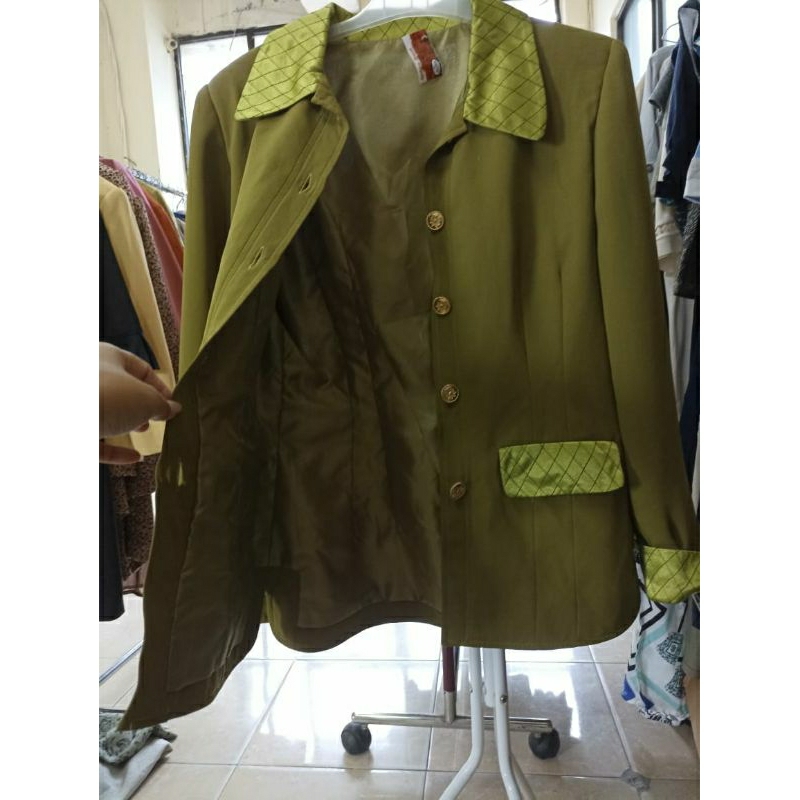 blazer wanita warna hijau