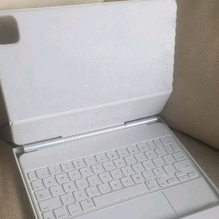 MAGIC KEYBOARD IPAD