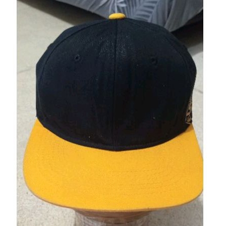 Topi Snapback hitam kuning