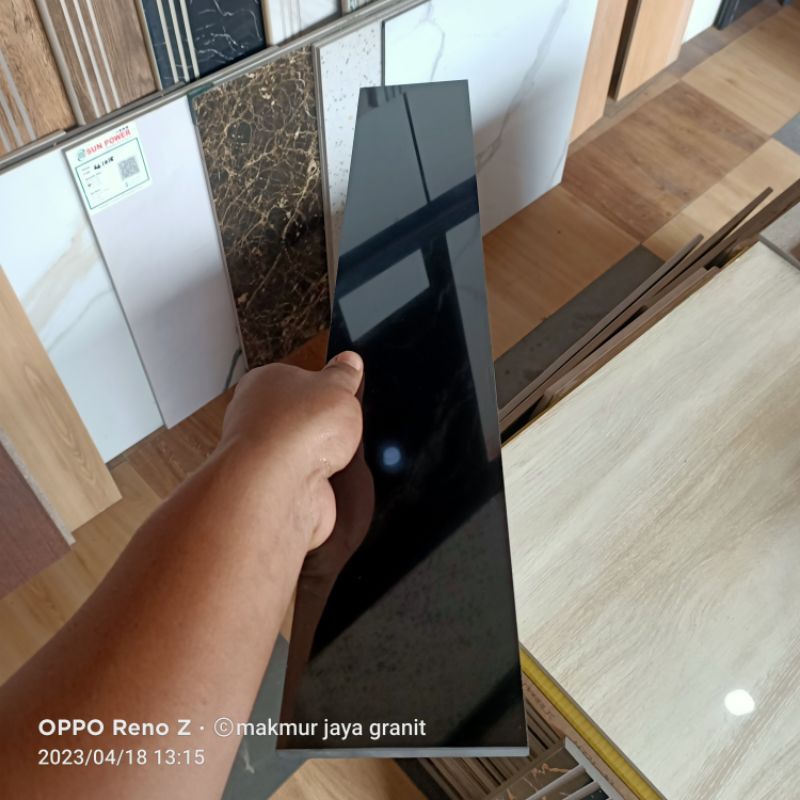 plint granit 10x60 hitam polos glossy