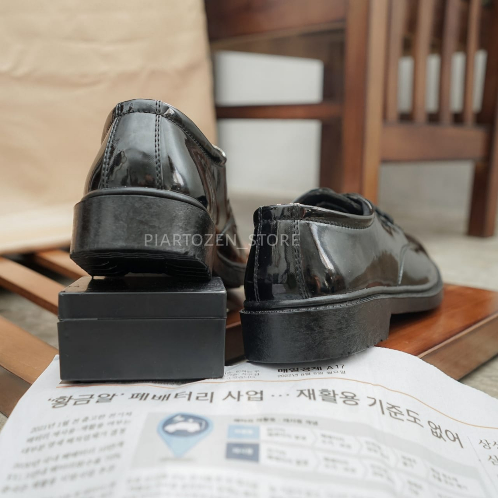 Sepatu PDH Pria Model Pendek Tali Pentopel untuk Dinas Kantor, Warna Hitam Mengkilap, Bahan Kulit Sintetis.