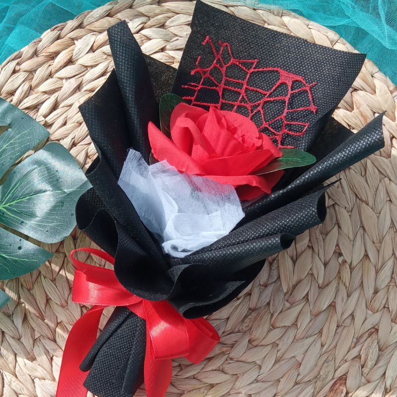buket bunga mawar merah single// buket bunga mawar palsu// buket untuk wisuda