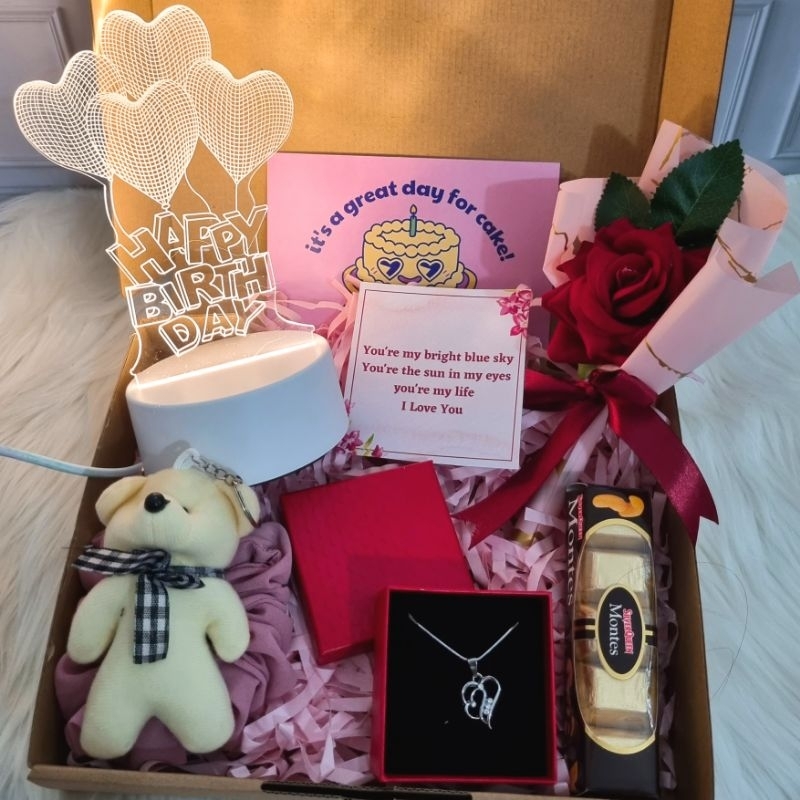 

Hampers Cewek / Kado Cewek Ulang Tahun Wisuda Anniversary