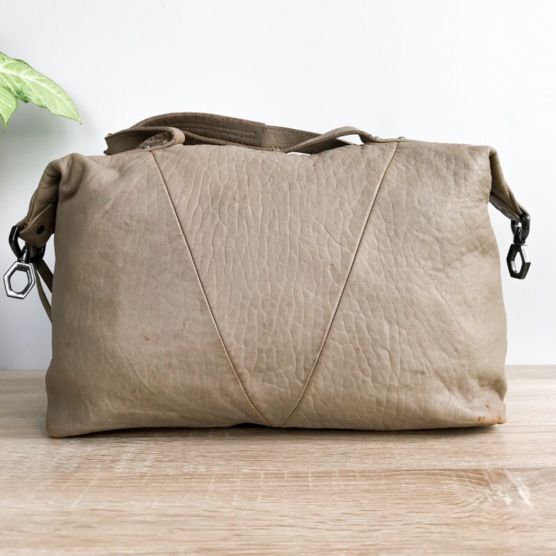 SLINGBAG KULIT GAJAH ASLI RUANG BESAR TIDAK BERAT (BREAL)