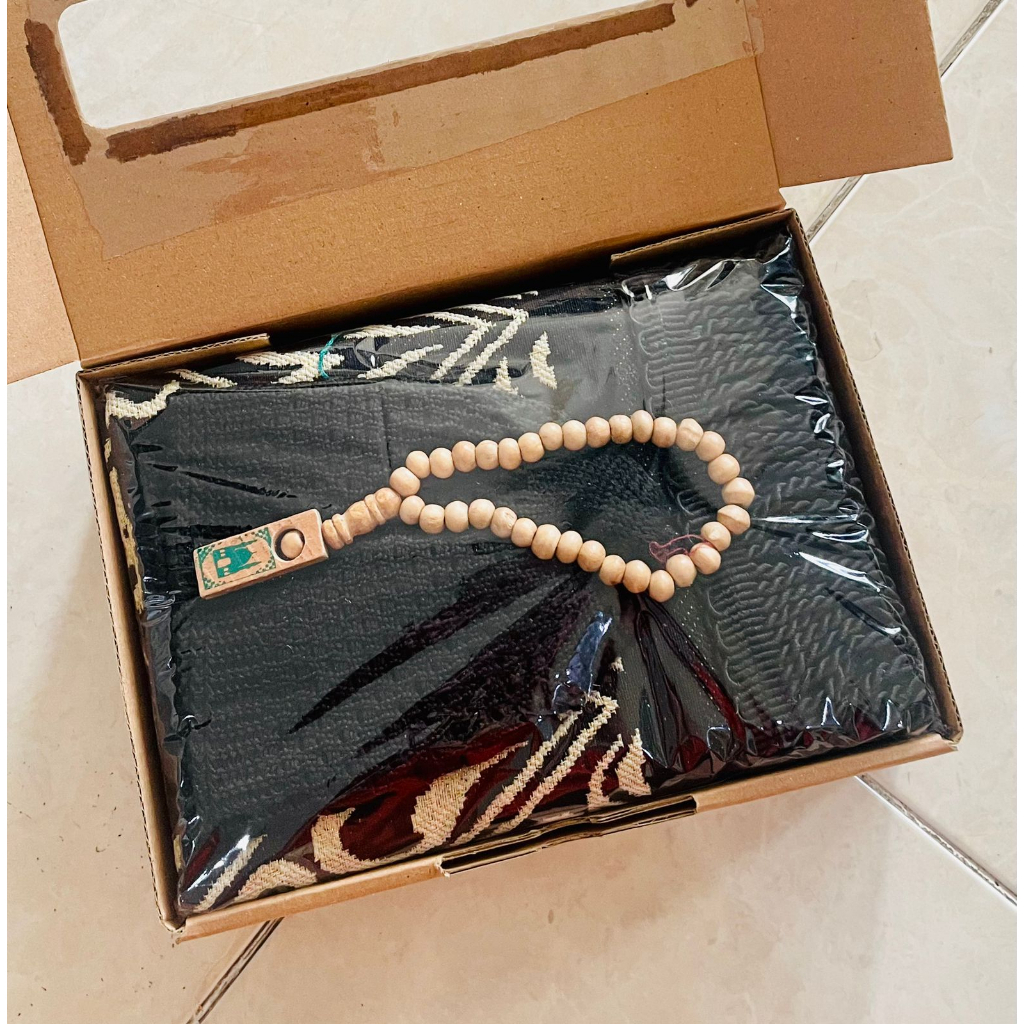 Paket Sajadah Chenille Kiswah , Sarung , Tasbih Peci , Box Hampers