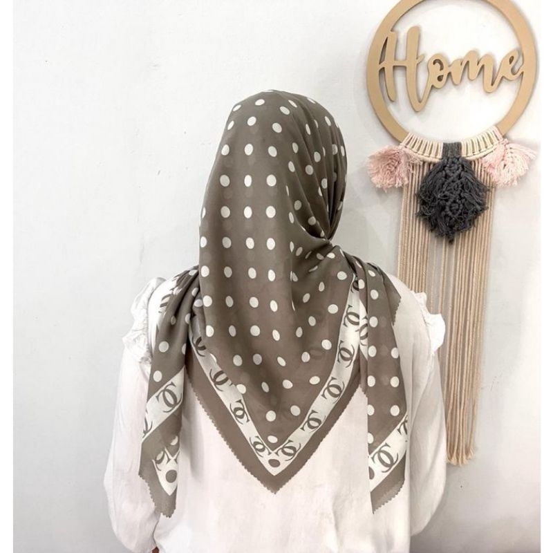 hijab segiempat motif polka warna abu  krudung voal premium
