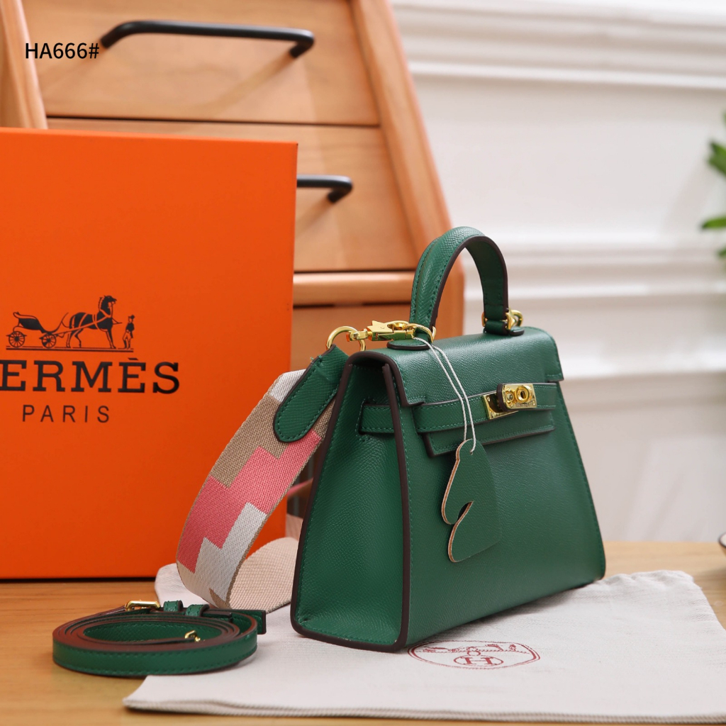 HA666 Mini 22 Sellier Bag Epsom Gold Hardware