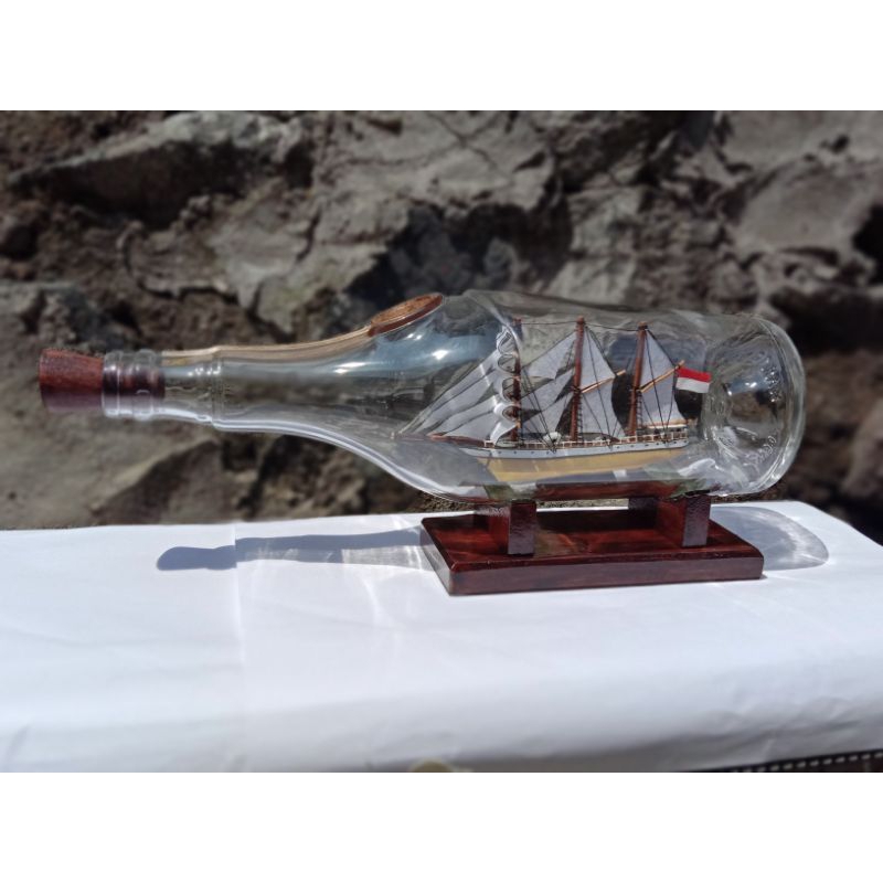 hiasan pajangan miniatur kapal dalam botol