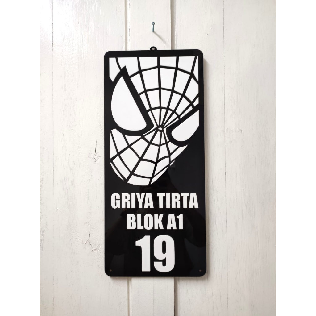 PAPAN PLAT NOMOR RUMAH AKRILIK  SPIDERMEN 2MM 45X20CM HITAM PUTIH CUSTOME REQUEST MOTIF TIMBUL