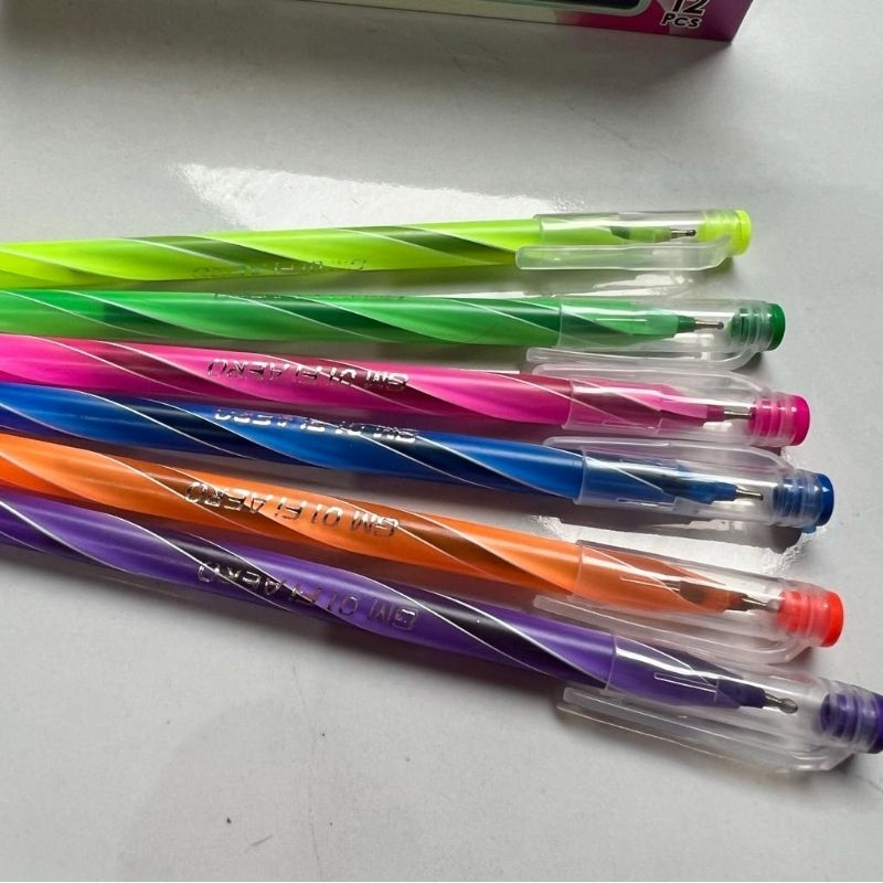 

Pulpen/ Bolpoin/ Bolpen Ulir GM (Gadjah Mada) Aero Motif Lilin 1 Lusin (Isi 12 pcs)