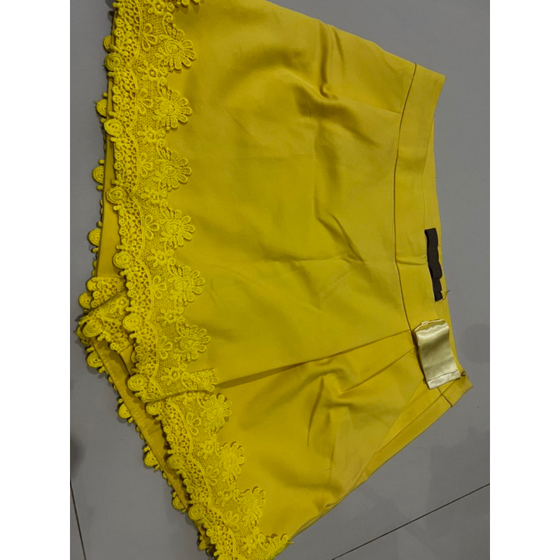 rok celana warna kuning terang
