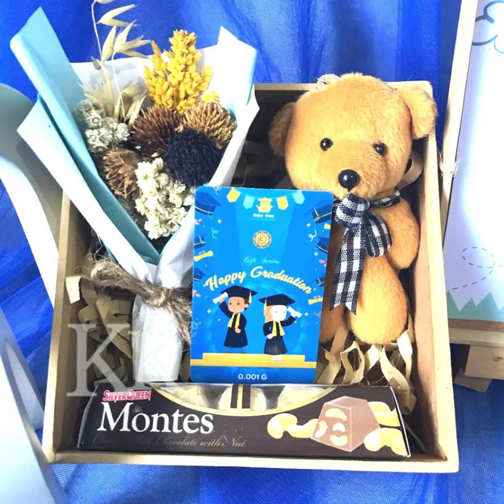 PAKET KADO GRADUATION LOGAM MULIA BABYGOLD EMAS 24 KARAT DENGAN PIGURA BUNGA KERING