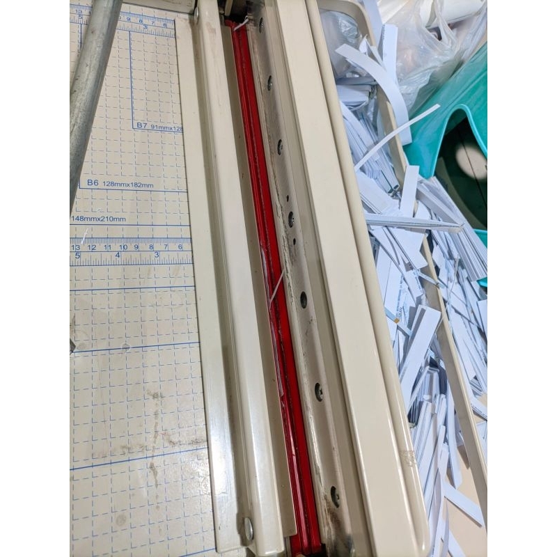 

Tatakan Mesin pemotong kertas 868