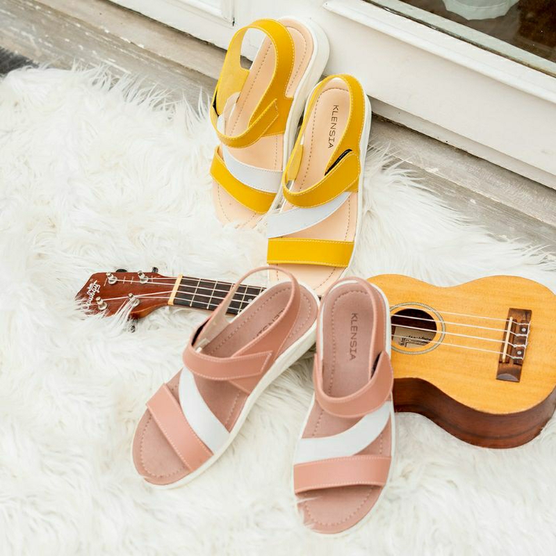 DISPLAY Klensia Sandal Wanita Tali Hak Rata warna Salem Putih Sz 38 Sandal 671-020