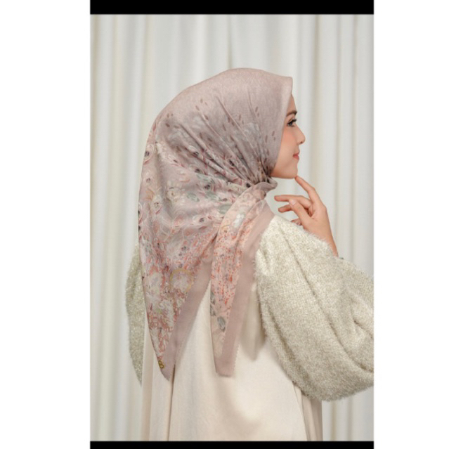 Buttonscarves Ederra Milky Square