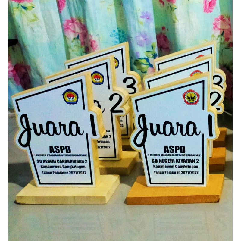 Plakat Piala Piagam Juara bahan kayu