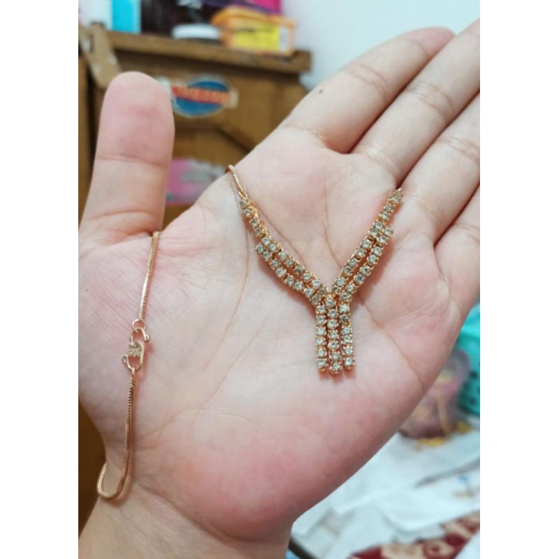 Kalung replika berlian medan warna suasa kotor,warna persis seperti gambar ya, membeli=setuju