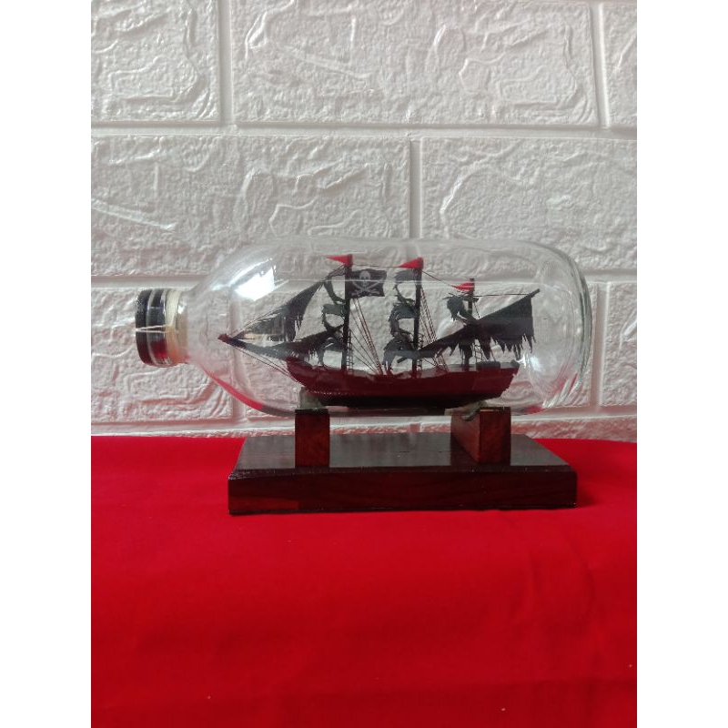hiasan, pajangan,rak dinding miniatur kapal dalam botol